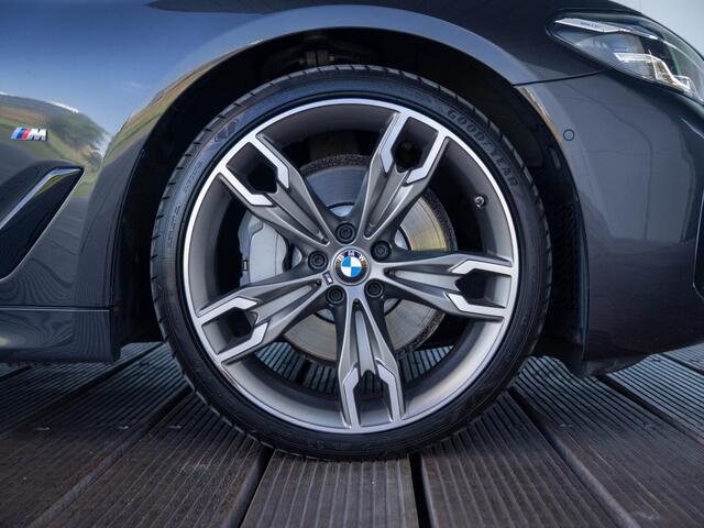 BMW 5-SERIE Touring 530i xDrive | M Sportpakket | Verwarmd Stuurwiel | Achteruitrijcamera | Panoramadak | Stoelverwarming | Head-Up Display | PDC