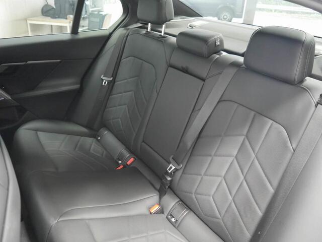 BMW 5-SERIE 550e xDrive M-Sport | Trekhaak | CoPilot | 20" | Bowers & Wilkins Surround