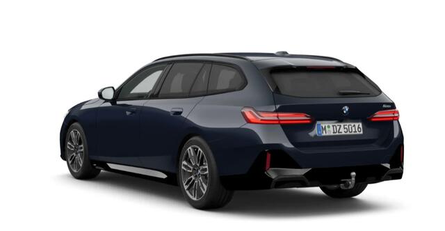 BMW 5-SERIE Touring 520i M Sport - Trekhaak - Parking/Driving Assistant - Head up - Elektrisch verstelbare/verwarmde stoelen - Stoelventilatie - Standkachel - Comfort Access - Getinte Ruiten - Stuurwielrandverwarming -