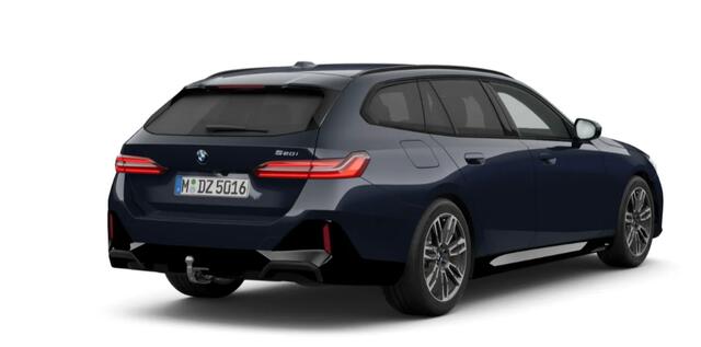 BMW 5-SERIE Touring 520i M Sport - Trekhaak - Parking/Driving Assistant - Head up - Elektrisch verstelbare/verwarmde stoelen - Stoelventilatie - Standkachel - Comfort Access - Getinte Ruiten - Stuurwielrandverwarming -