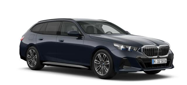 BMW 5-SERIE Touring 520i M Sport - Trekhaak - Parking/Driving Assistant - Head up - Elektrisch verstelbare/verwarmde stoelen - Stoelventilatie - Standkachel - Comfort Access - Getinte Ruiten - Stuurwielrandverwarming -