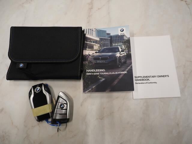 BMW 5-SERIE Touring 520e M-Sport Shadow | Panoramadak | Harman/Kardon | 360 | Keyless | Head Up | Trekhaak