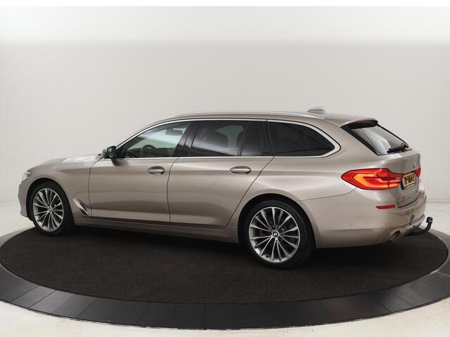 BMW 5-SERIE 520i High Executive | Luxury Line | Leder | Trekhaak | Camera | Stoelverwarming | 19'' | Sfeerverlichting | Memory | Carplay | Navigatie | Park Assist | Full LED