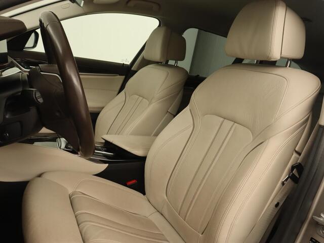 BMW 5-SERIE 520i High Executive | Luxury Line | Leder | Trekhaak | Camera | Stoelverwarming | 19'' | Sfeerverlichting | Memory | Carplay | Navigatie | Park Assist | Full LED