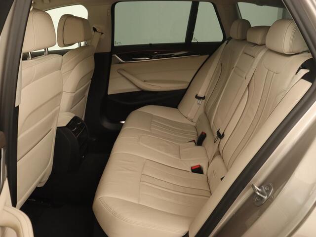 BMW 5-SERIE 520i High Executive | Luxury Line | Leder | Trekhaak | Camera | Stoelverwarming | 19'' | Sfeerverlichting | Memory | Carplay | Navigatie | Park Assist | Full LED