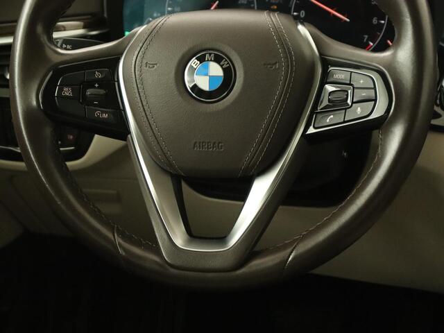 BMW 5-SERIE 520i High Executive | Luxury Line | Leder | Trekhaak | Camera | Stoelverwarming | 19'' | Sfeerverlichting | Memory | Carplay | Navigatie | Park Assist | Full LED