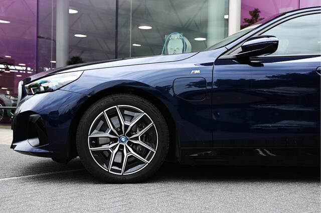 BMW 5-SERIE 550e xDrive M Sport Automaat / Panoramadak / Stoelverwarming / Adaptieve LED / Driving Assistant / 19" LMV