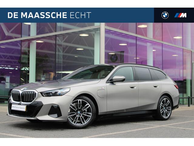 BMW 5-SERIE Touring 530e M Sport M Sport Automaat / Panoramadak / Trekhaak / Achteruitrijcamera / Adaptieve LED / Parking Assistant / Stoelverwarming