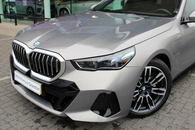 BMW 5-SERIE Touring 530e M Sport M Sport Automaat / Panoramadak / Trekhaak / Achteruitrijcamera / Adaptieve LED / Parking Assistant / Stoelverwarming