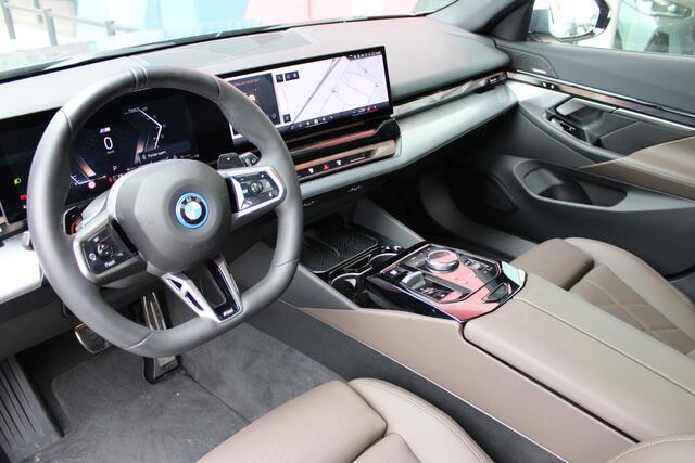 BMW 5-SERIE Touring 530e M Sport M Sport Automaat / Panoramadak / Trekhaak / Achteruitrijcamera / Adaptieve LED / Parking Assistant / Stoelverwarming