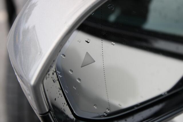 BMW 5-SERIE Touring 530e M Sport M Sport Automaat / Panoramadak / Trekhaak / Achteruitrijcamera / Adaptieve LED / Parking Assistant / Stoelverwarming