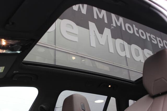 BMW 5-SERIE Touring 530e M Sport M Sport Automaat / Panoramadak / Trekhaak / Achteruitrijcamera / Adaptieve LED / Parking Assistant / Stoelverwarming