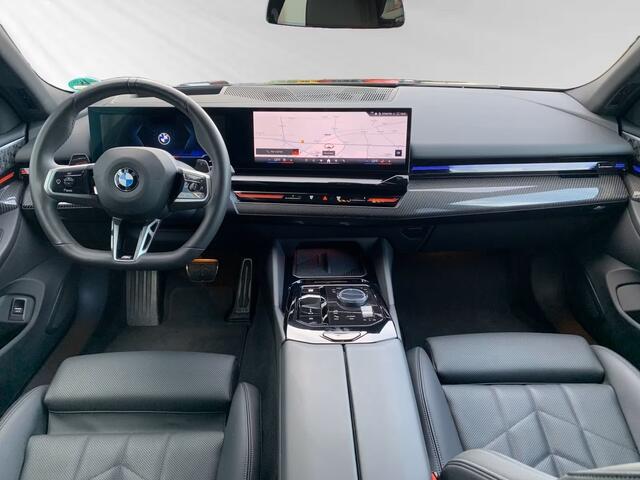 BMW 5-SERIE Touring 540d xDrive 286 PK M-Sport ACC Head-Up Trekhaak Bowers Wilkins Stoelkoeling Stuurverwarming Standkachel