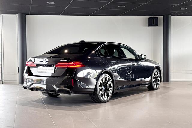 BMW 5-SERIE 550e xDrive | M Sport Pro | Bowers & Wilkins | Glazen Panoramadak | Head-up Display |