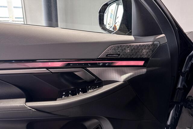 BMW 5-SERIE 550e xDrive | M Sport Pro | Bowers & Wilkins | Glazen Panoramadak | Head-up Display |