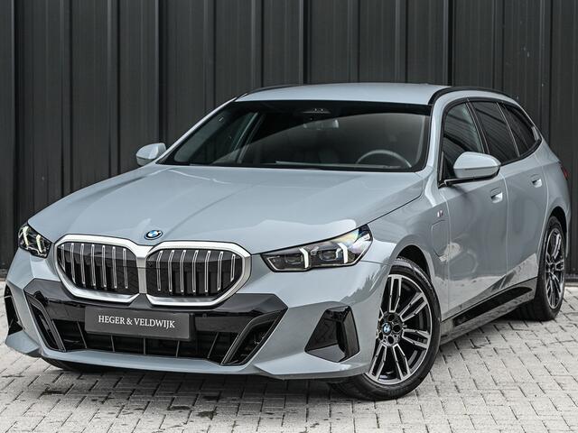 BMW 5-SERIE Touring 530e xDrive M-SPORT PRO | 360 CAMERA | ICONIC GRILL | HEAD-UP | ADAPTIVE LED | AMBIANCE VERLICHTING | COMFORT ACCESS | ADAPTIVE LED | ELEKTR. VERST. STOELEN | BOWERS & WILKINS | EL. TREKHAAK