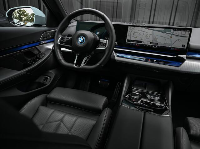 BMW 5-SERIE Touring 530e xDrive M-SPORT PRO | 360 CAMERA | ICONIC GRILL | HEAD-UP | ADAPTIVE LED | AMBIANCE VERLICHTING | COMFORT ACCESS | ADAPTIVE LED | ELEKTR. VERST. STOELEN | BOWERS & WILKINS | EL. TREKHAAK