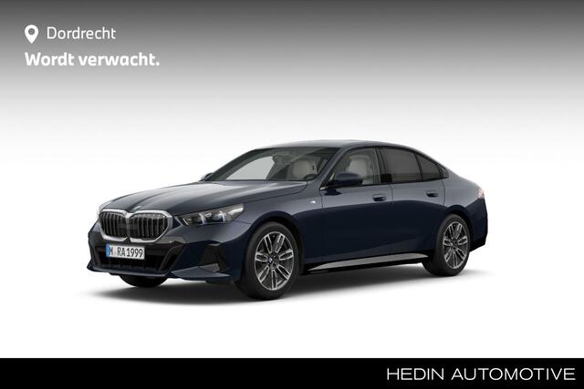 BMW 5-SERIE 520i Sedan | M-Sport | 19" | CoPilot | Trekhaak | Harman Kardon | Comfortzetels met Ventilatie
