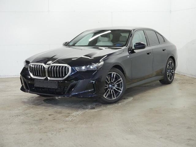 BMW 5-SERIE 520i Sedan | M-Sport | 19" | CoPilot | Trekhaak | Harman Kardon | Comfortzetels met Ventilatie