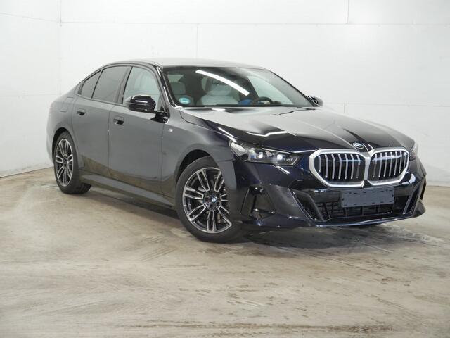 BMW 5-SERIE 520i Sedan | M-Sport | 19" | CoPilot | Trekhaak | Harman Kardon | Comfortzetels met Ventilatie