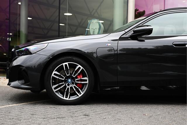 BMW 5-SERIE Touring 550e xDrive M Sport Automaat / Panoramadak / Trekhaak / Bowers & Wilkins / Adaptief onderstel professional / Parking Assistant Professional / Stoelventilatie