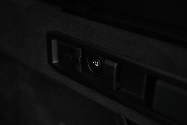 BMW 5-SERIE Touring 550e xDrive M Sport Automaat / Panoramadak / Trekhaak / Bowers & Wilkins / Adaptief onderstel professional / Parking Assistant Professional / Stoelventilatie