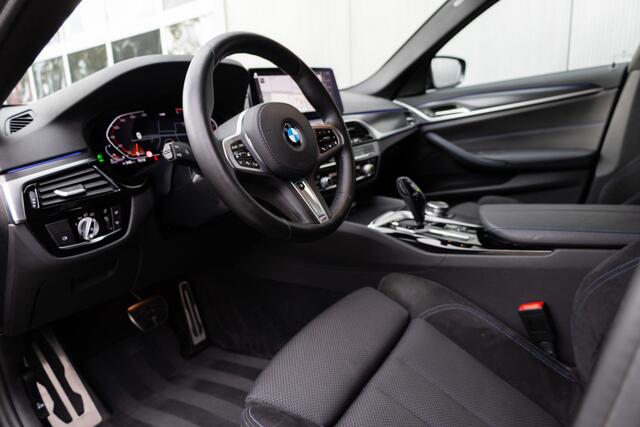 BMW 5-SERIE Touring 520d 191 pk High Executive M-Sportpakket / Facelift/ Sport-Stoelen/ Stoel.Verw/ Adap.Cruise/ Stuur.Verw/ Apple-Carplay/ Camera/ 19 '' LMV