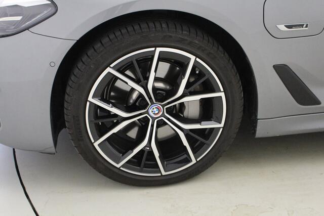 BMW 5-SERIE 530e M-Sport | 19" | Trekhaak | Harman Kardon | Driving Assistant Professional |