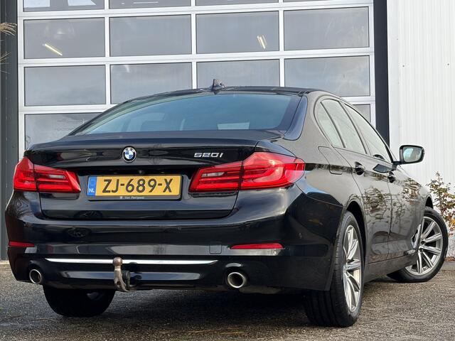 BMW 5-SERIE 520i High Executive Edition 184pk | Achteruitrijcamera | LED koplampen | Lichtmetalen velgen 18" | Lederen bekleding | Trekhaak elektrisch uitklapbaar | Voorstoelen verwarmd | Dealer onderhouden!