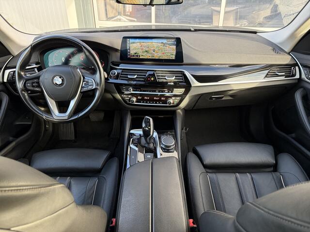 BMW 5-SERIE 520i High Executive Edition 184pk | Achteruitrijcamera | LED koplampen | Lichtmetalen velgen 18" | Lederen bekleding | Trekhaak elektrisch uitklapbaar | Voorstoelen verwarmd | Dealer onderhouden!
