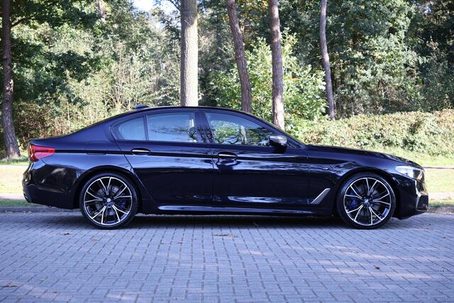 BMW 5-SERIE M550i xDrive Executive M-Sport | Merina leder | 20" | Driving Assistent Plus | Comfort stoel met geheugen | Real-Time Traffic information, Zonnerolgordijnen achter, Stoelverwarming voor en achter, etc.