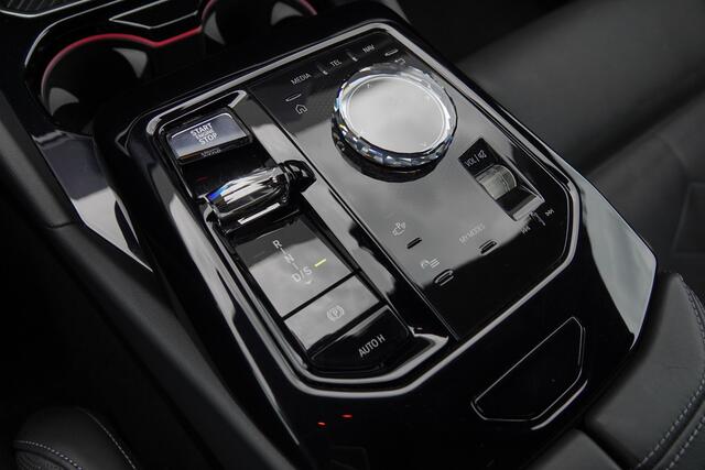 BMW 5-SERIE 550e 490Pk Aut. | Plug in Hybride | X-Drive | Shadowline | M-Sport | Head Up Display | Bowers en Wilkins Sound | Panoramadak | 21''