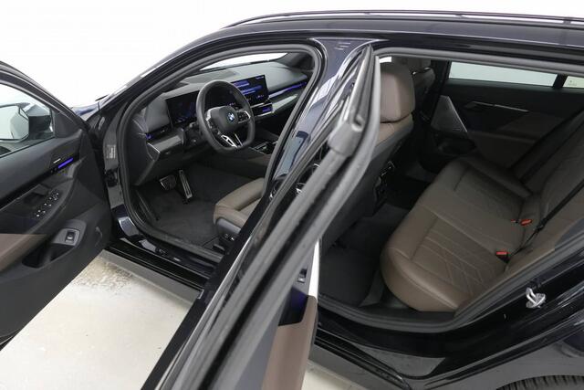 BMW 5-SERIE Touring 520i M-Sport | Panorama | Driving Assistant Plus | Harman Kardon | Standkachel | Trekhaak | Carbon interieurlijsten