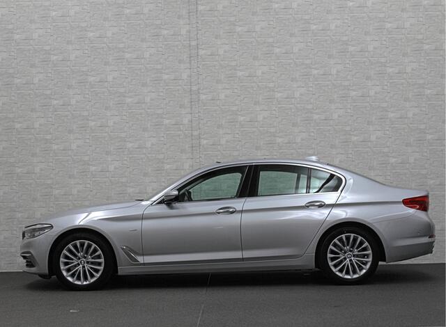 BMW 5-SERIE 530d xDrive | Dealer Onderhouden | ACC | 360 Camera | Schuifdak | Comfortstoelen | Head-Up | Achterasbesturing | Leder | Keyless-Entry | Memory | Stoelverwarming V+A | LED | Stuurverwarming | Draadloos Laden | Dodehoek | BTW |