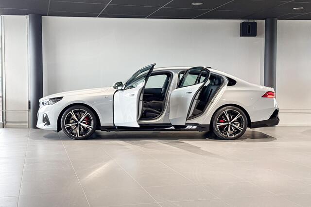 BMW 5-SERIE Sedan 520i | M Sport Pro | Glazen Panoramadak | Stoelventilatie | Harman Kardon |