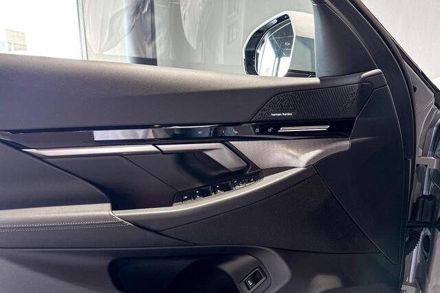 BMW 5-SERIE Sedan 520i | M Sport Pro | Glazen Panoramadak | Stoelventilatie | Harman Kardon |
