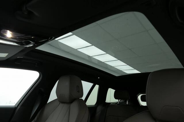 BMW 5-SERIE Touring 520i M-Sport | Driving Assistant Plus | Harman Kardon | Panorama | Standkachel | Trekhaak |