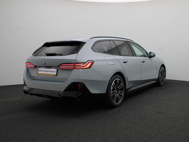 BMW 5-SERIE Touring 530e M Sportpakket | Trekhaak | Panoramadak | Driving Assistant | Parking Assistant | Harman Kardon | 19''
