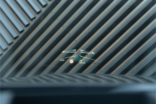 BMW 5-SERIE Touring 550e xDrive M-Sport Pro Vol !! M Stoel Bowers&Wilkens Pano Acc Headup ICONIC Stoelvent. Shadow Trekhaak