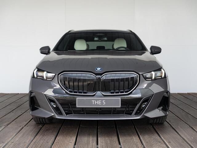 BMW 5-SERIE Touring 530e M Sportpakket Pro | Individual Lak | Innovation Pack | Comfort Pack | Elektr. Trekhaak