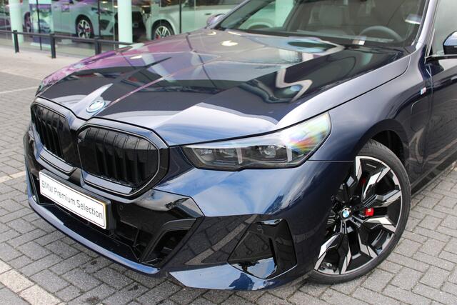 BMW 5-SERIE Touring 530e M Sport Automaat / Panoramadak / Trekhaak / Bowers & Wilkins / Adaptief onderstel professional / Parking Assistant Professional / Stoelventilatie
