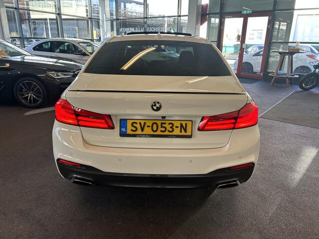 BMW 5-SERIE 530e iPerformance High Executive M Sport | Panoramadak | Stoel+Stuurverwarming | Achteruitrijcamera | Harman/Kardon | Sfeerverlichting | Adaptief onderstel | Elek. inklapbare spiegels | Park assist