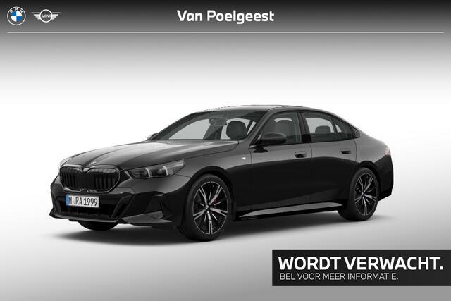 BMW 5-SERIE Sedan 520i 20 Inch / Electrische Zwenkhaak / Shadow Line Koplampen / Glazen Schuifdak / Stoelverwarming Voor & Achter / Stoel Ventilatie / Adaptieve Led Koplampen / Harman Kardon