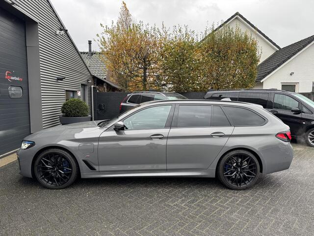 BMW 5-SERIE Touring 530e M-Sport | 360* Camera | Navigatie | Head-Up Display | 20 Inch Lichtmetalen Velgen | Elektrische Trekhaak |