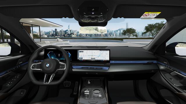 BMW 5-SERIE 530e M Sport Automaat / Panoramadak / Stoelventilatie / Comfort Access / M Sportonderstel / Adaptieve LED / Parking Assistant Plus / Harman-Kardon