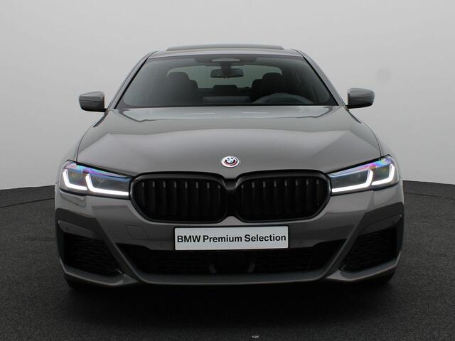 BMW 5-SERIE Sedan 545e xDrive M Sportpakket | Innovationspaket | Driving Assistant Prof. | Head-Up Display | Harman Kardon | 20"