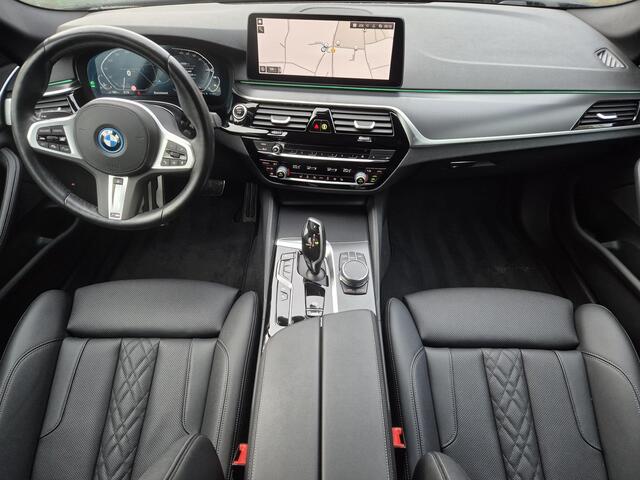 BMW 5-SERIE Touring 530e High Executive Automaat / Accu SOH 100% / M Sportpakket / Elektrisch wegklapbare trekhaak / Trekgewicht 1700 kg / elektrisch glazen panorama-dak / Stuur-, en Stoel verwarming / Climate control /
