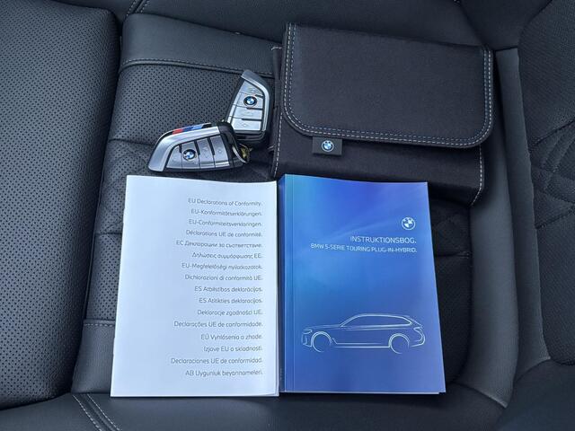 BMW 5-SERIE Touring 530e High Executive Automaat / Accu SOH 100% / M Sportpakket / Elektrisch wegklapbare trekhaak / Trekgewicht 1700 kg / elektrisch glazen panorama-dak / Stuur-, en Stoel verwarming / Climate control /