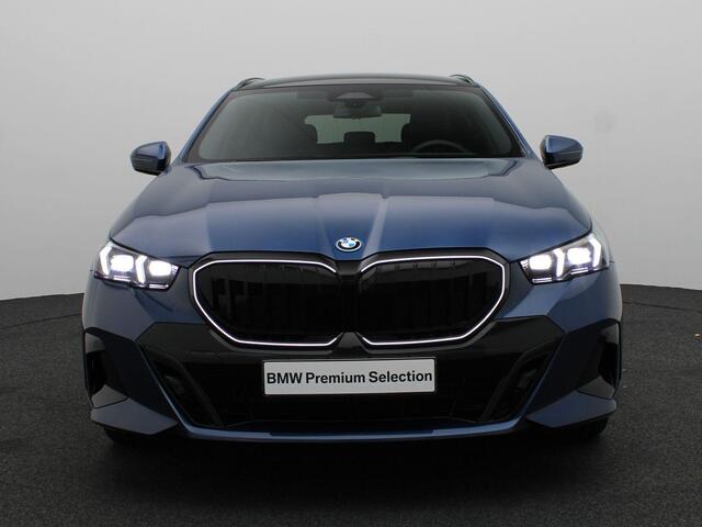 BMW 5-SERIE Touring 530e M Sportpakket Pro | Innovation Pack | Travel Pack | Comfort Pack | Stuurwielrand Verwarmd | Adaptief Onderstel Professional | Trekhaak | Panoramadak | Stoelventilatie | Bowers & Wilkins | 20''