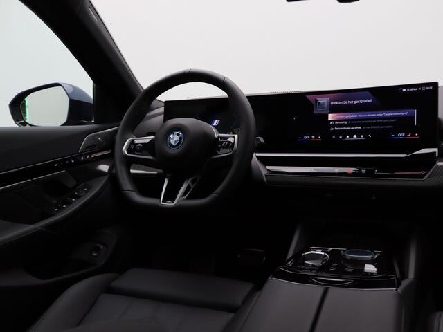 BMW 5-SERIE Touring 530e M Sportpakket Pro | Innovation Pack | Travel Pack | Comfort Pack | Stuurwielrand Verwarmd | Adaptief Onderstel Professional | Trekhaak | Panoramadak | Stoelventilatie | Bowers & Wilkins | 20''